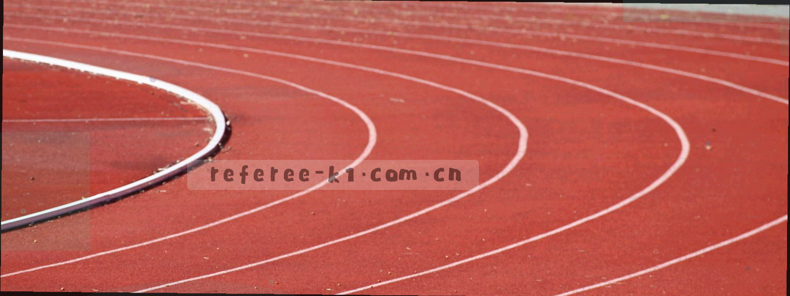 抽象球场边线与数据线网格，冷灰蓝底上叠信号红细线，画面中不含可识别的个人信息